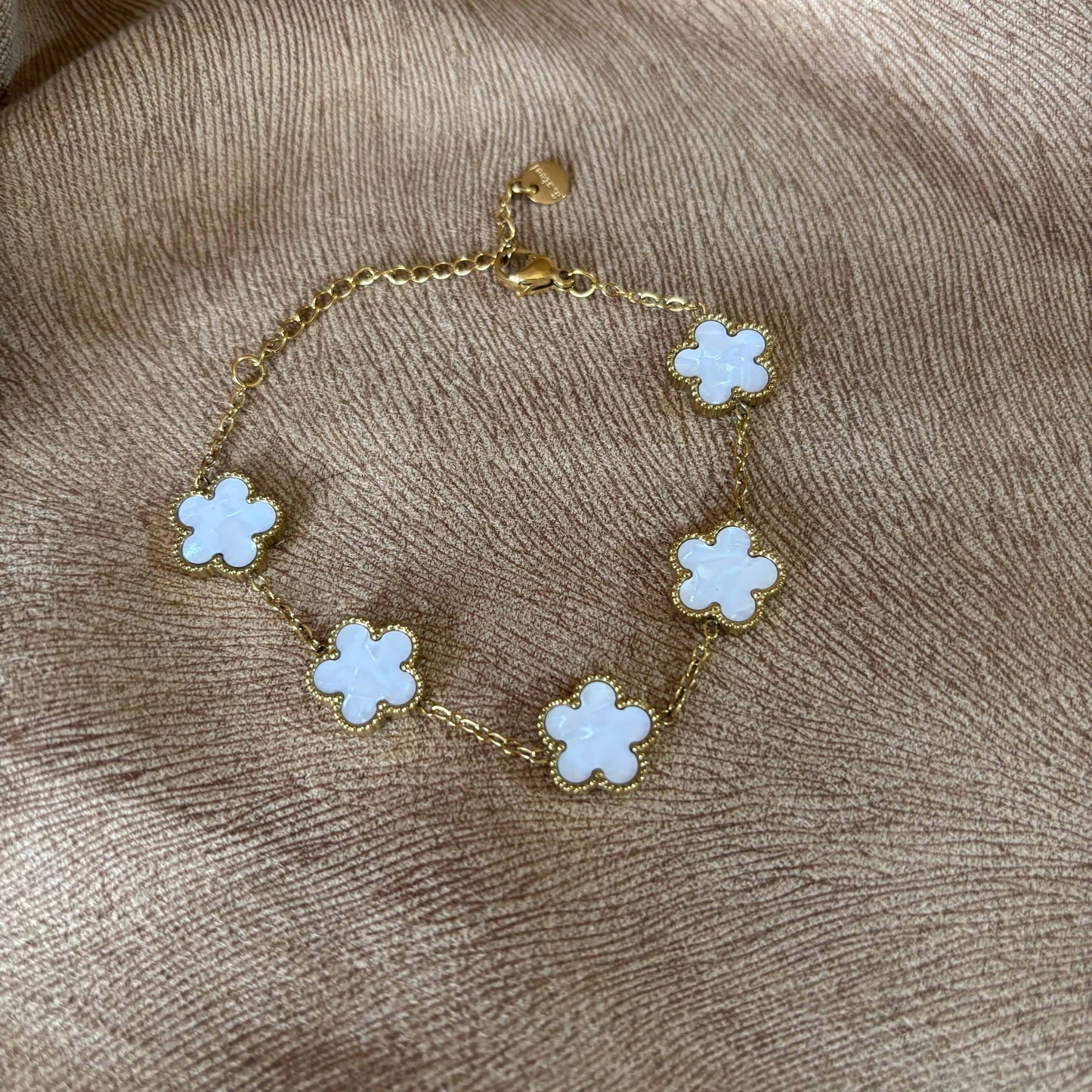 Bracelet doré | Motif trèfle | Fleurs blanches | Acier inoxydable