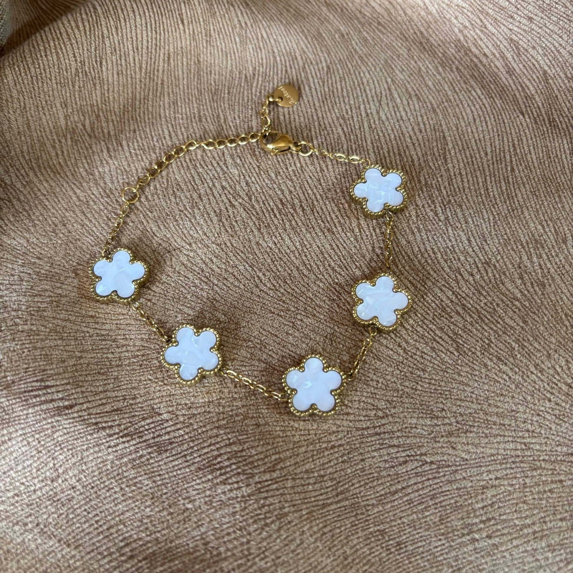 Bracelet doré | Motif trèfle | Fleurs blanches | Acier inoxydable