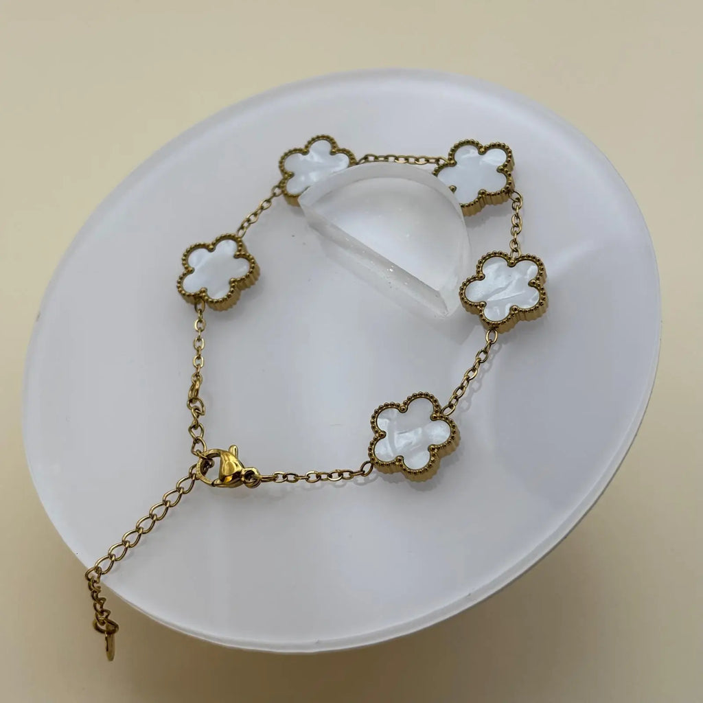 Bracelet doré avec breloques en forme de trèfles blancs et chainette dorée en acier inoxydable 