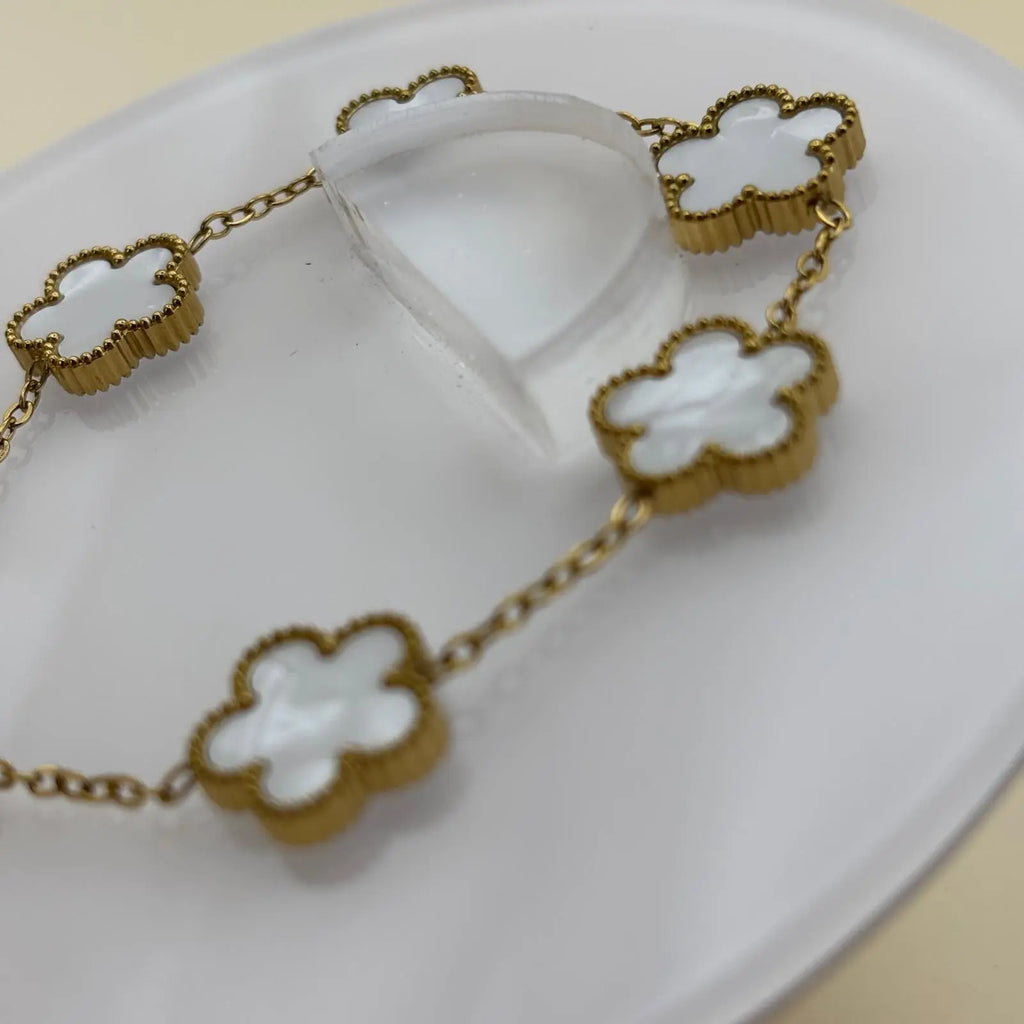 Bracelet chainette doré avec breloques en forme de trèfles blancs en acier inoxydable 