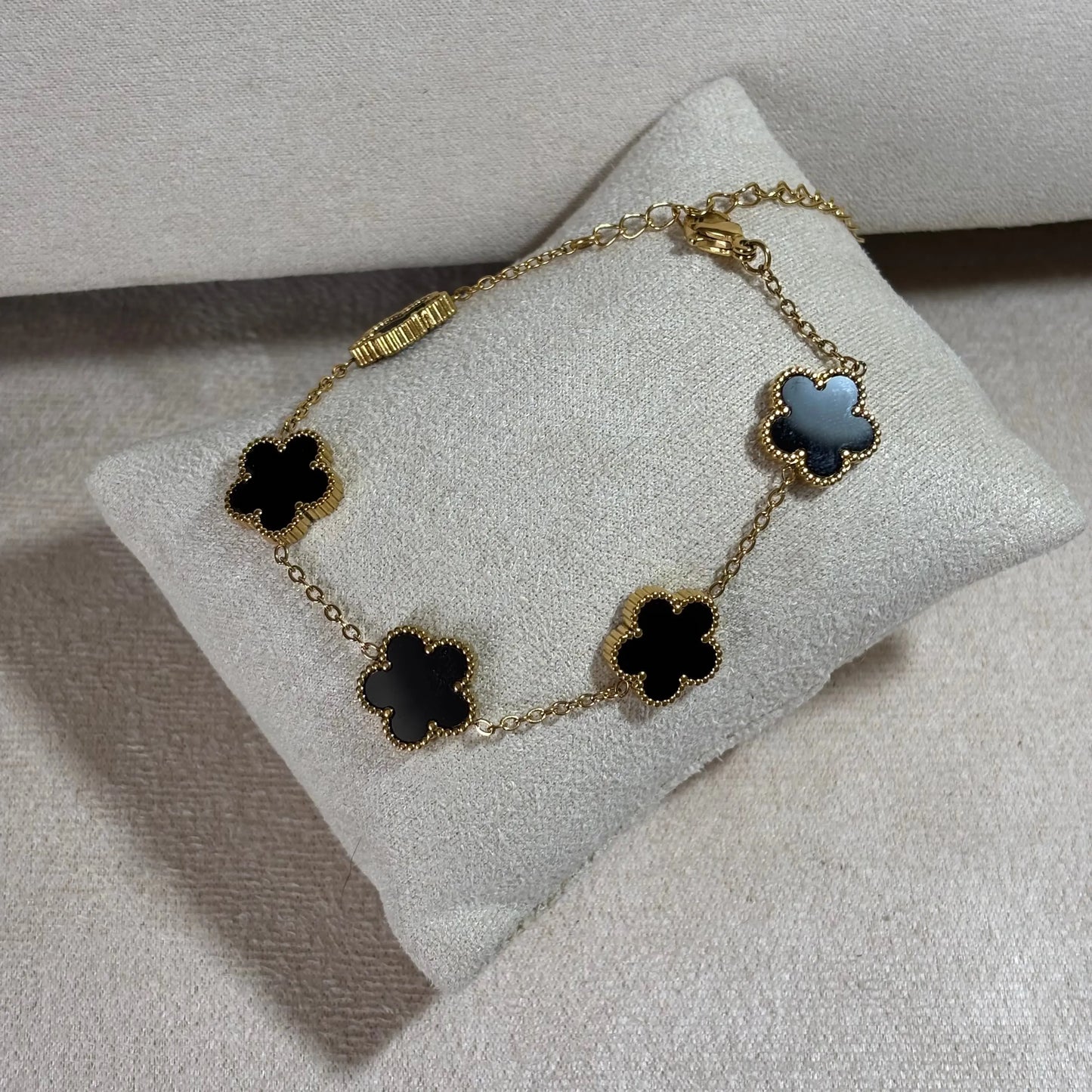 Bracelet doré | Motif trèfle | Fleurs noires| Acier inoxydable
