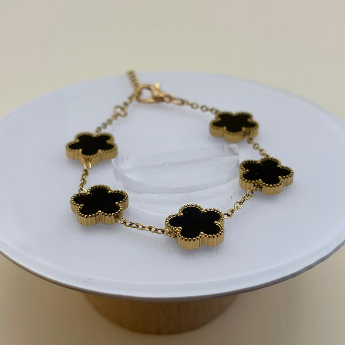 Bracelet doré avec breloques en forme de trèfles noirs et chainette dorée en acier inoxydable 