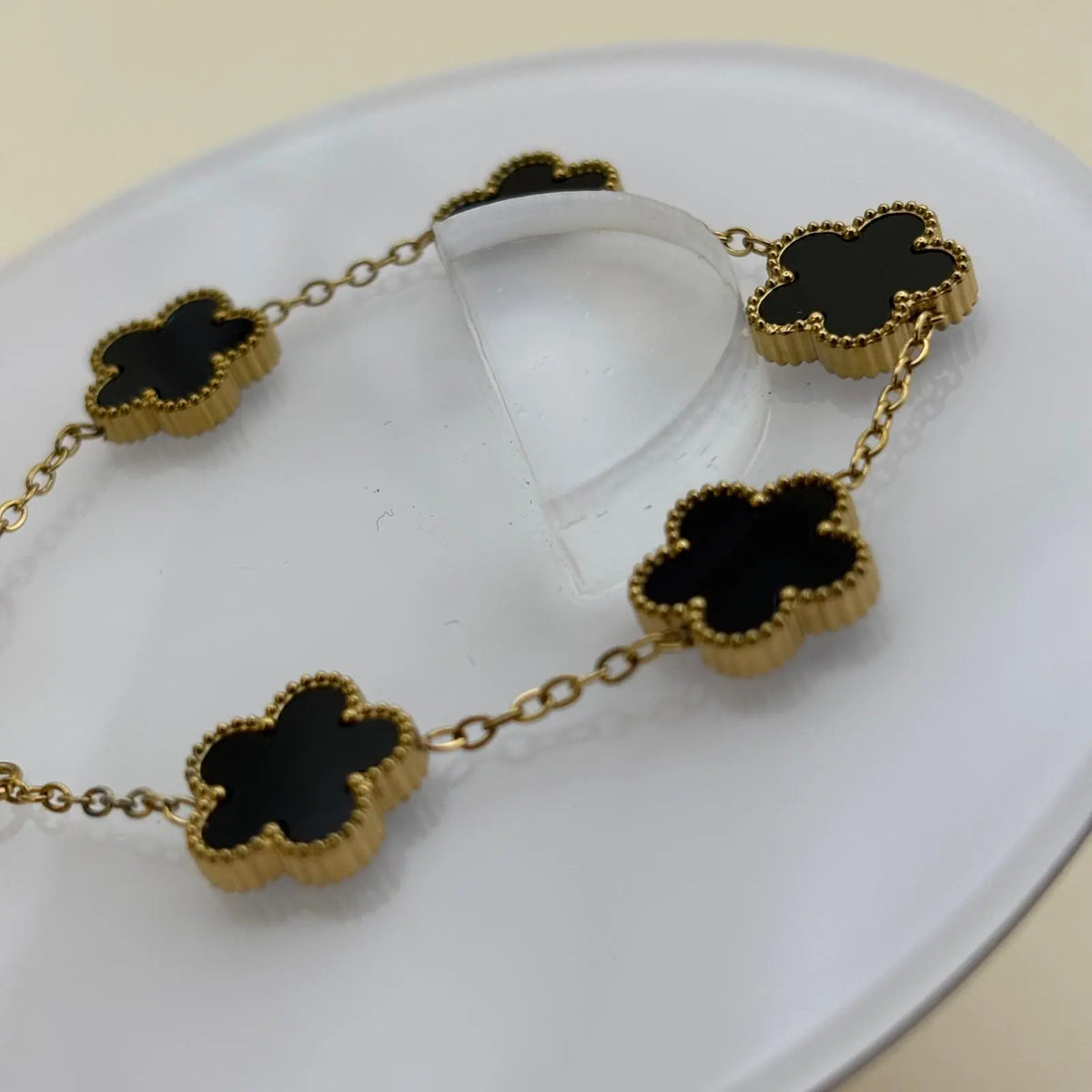 Bracelet chainette doré avec breloques en forme de trèfles noirs en acier inoxydable 