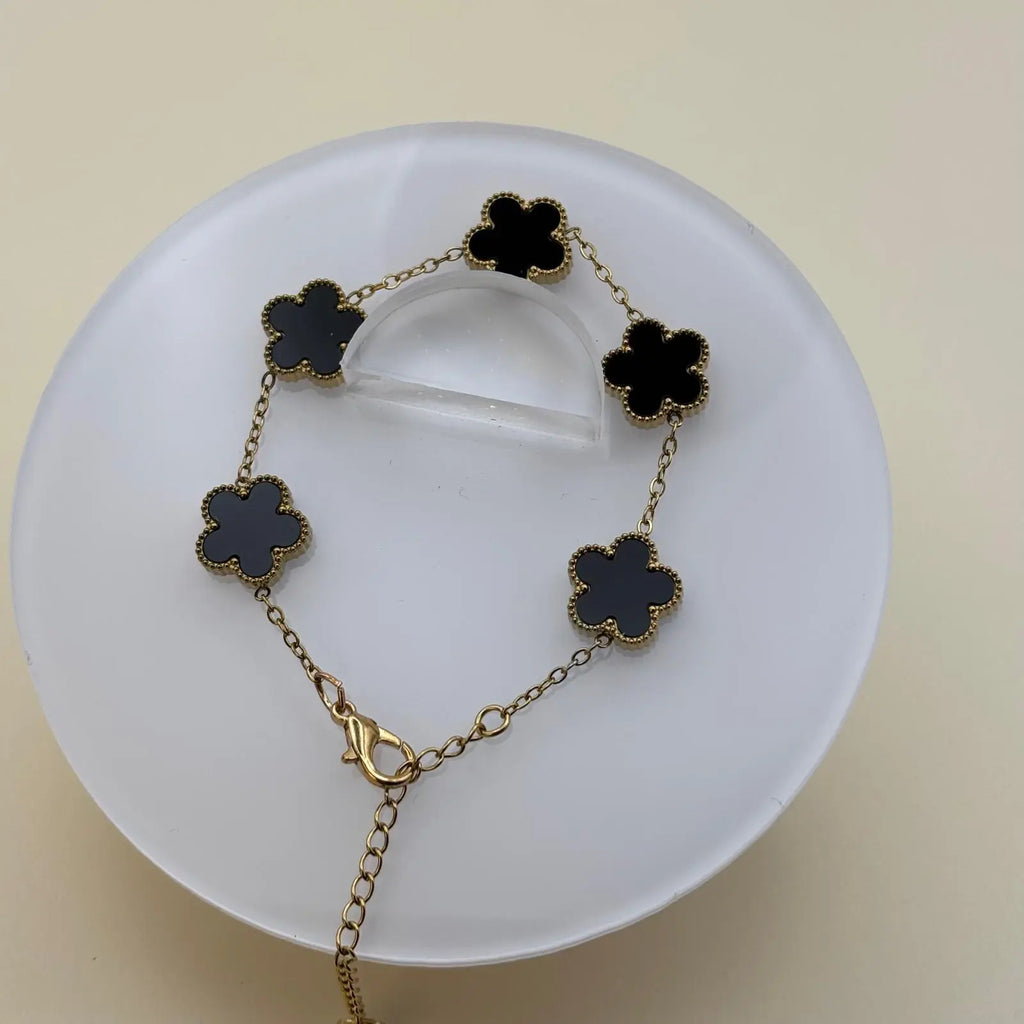 Bracelet chainette doré avec des breloques en forme de trèfles noirs en acier inoxydable 