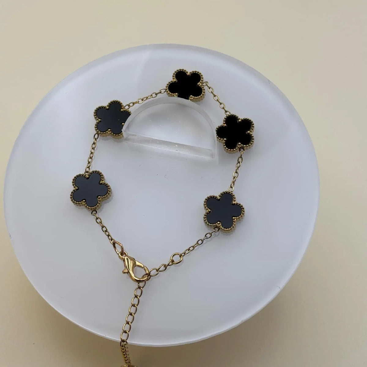 Bracelet chainette doré avec des breloques en forme de trèfles noirs en acier inoxydable 