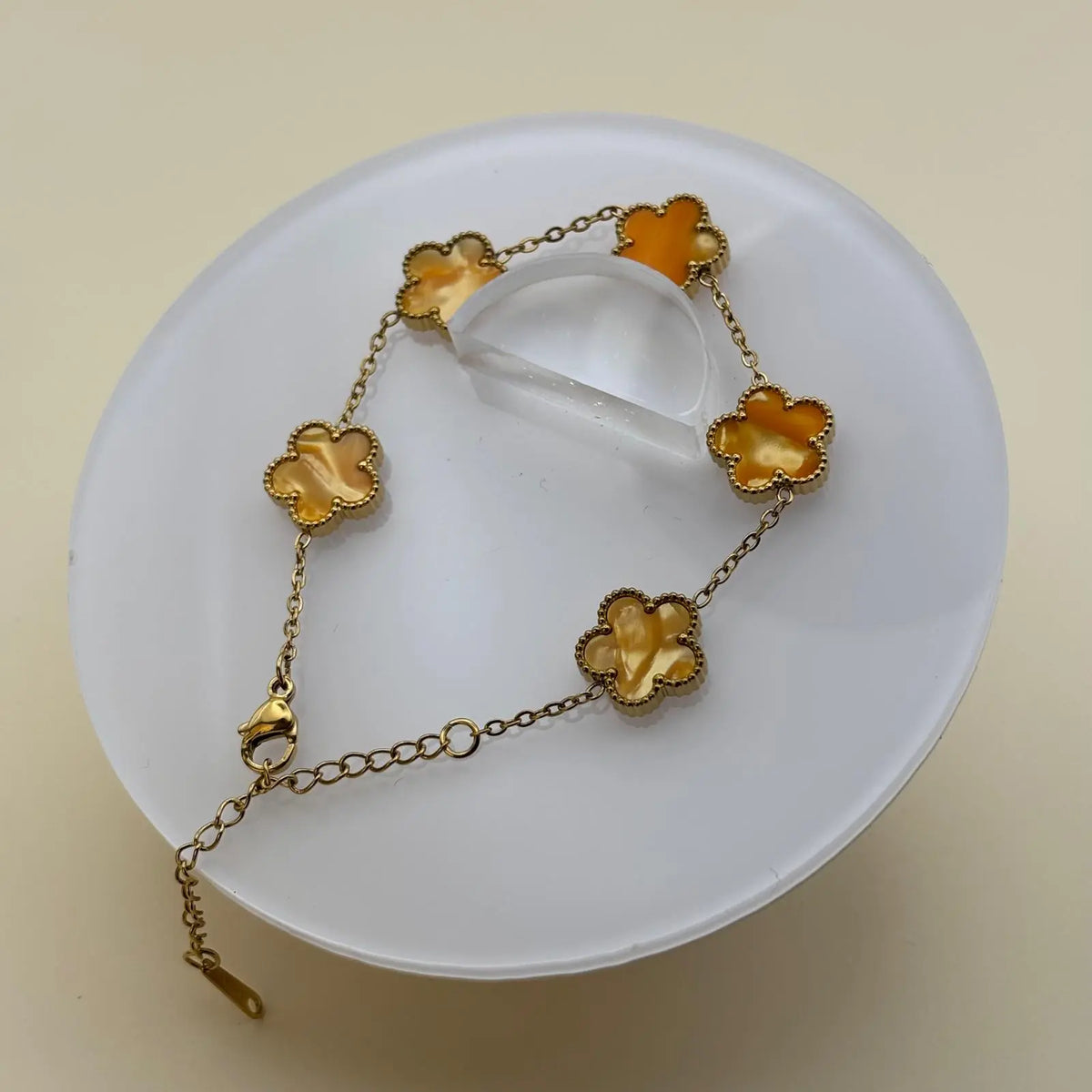 Bracelet doré avec breloques en forme de trèfle orange et chainette dorée en acier inoxydable 