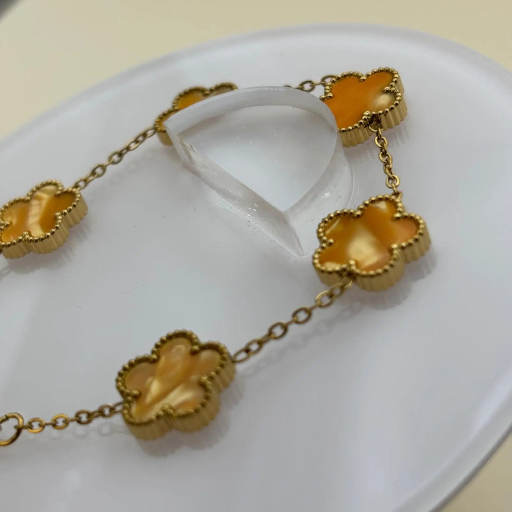 Bracelet chainette doré avec breloques en forme de trèfles oranges en acier inoxydable 