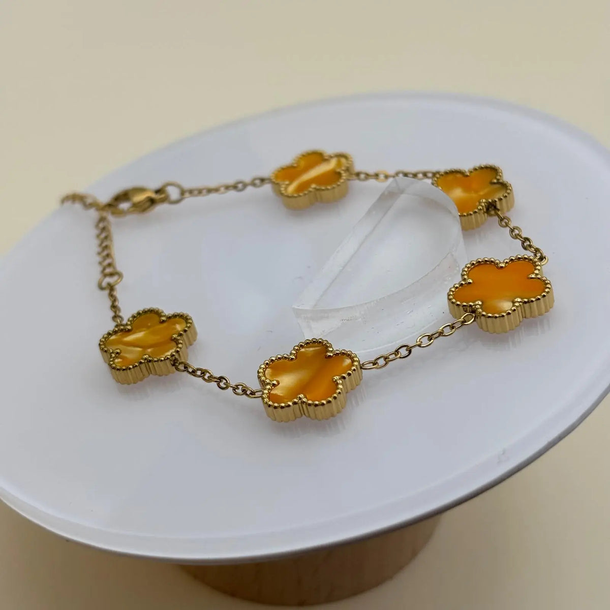 Bracelet chainette doré avec des breloques en forme de trèfles oranges en acier inoxydable 