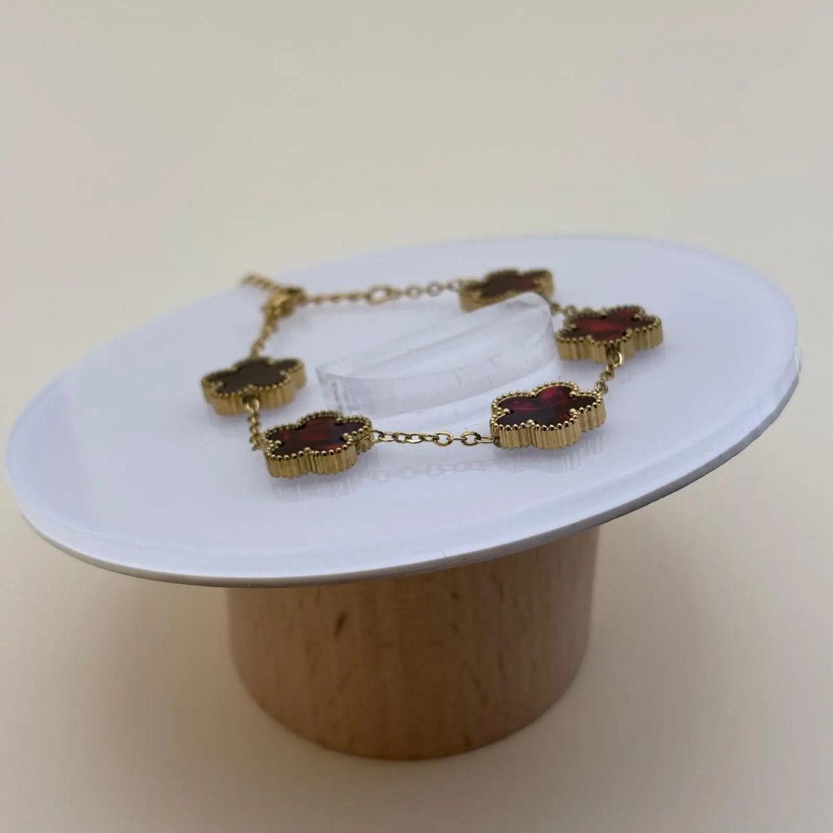 Bracelet doré avec breloques en forme de trèfle rouge et chainette dorée en acier inoxydable 