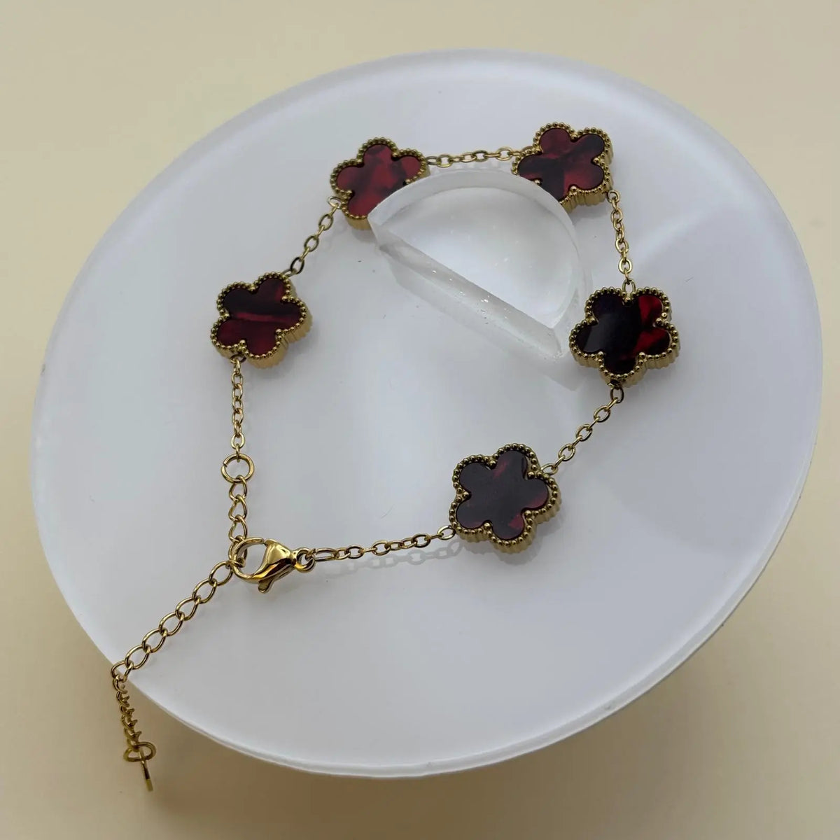 Bracelet chainette doré avec breloques en forme de trèfles rouges en acier inoxydable 