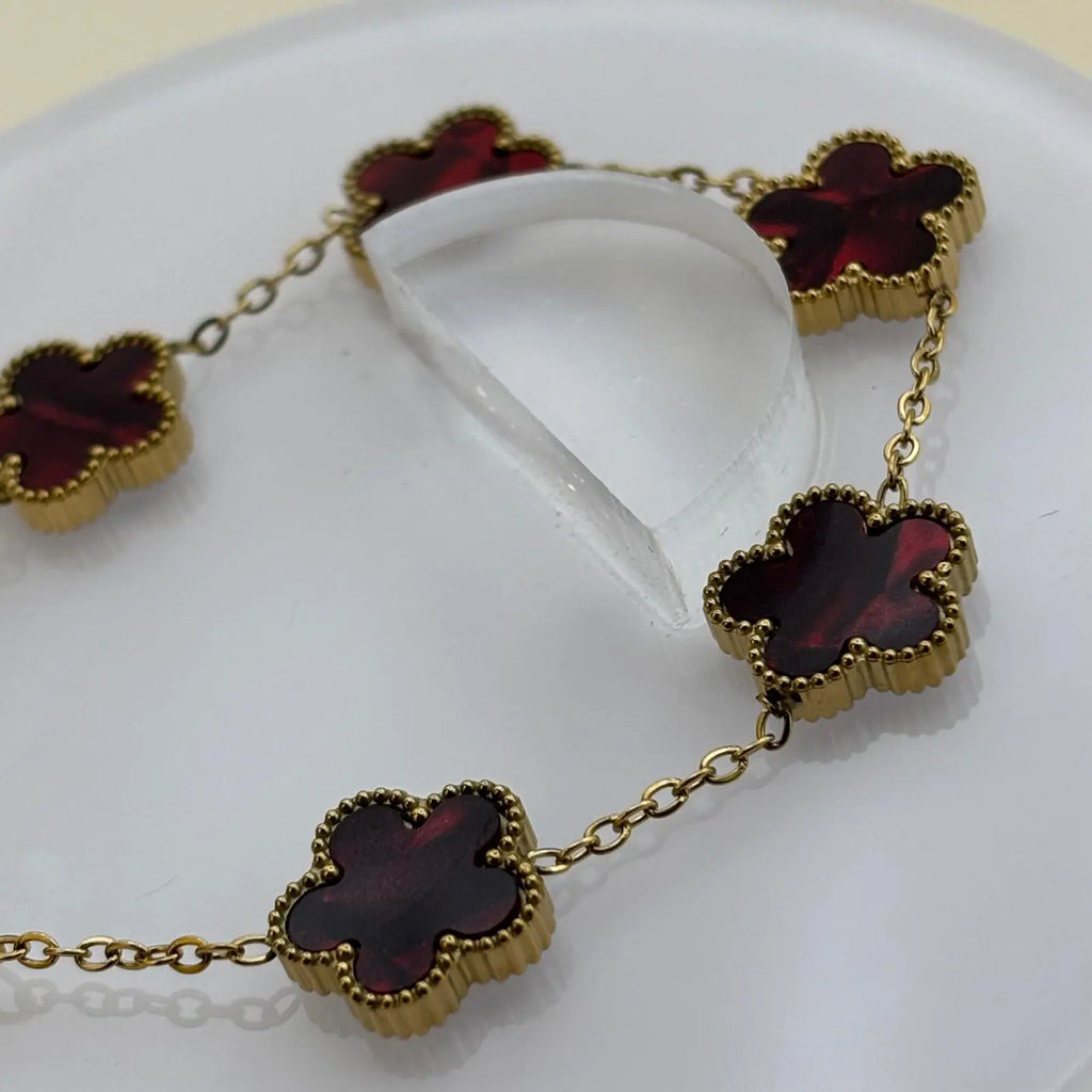 Bracelet chainette doré avec des breloques en forme de trèfles rouges en acier inoxydable 
