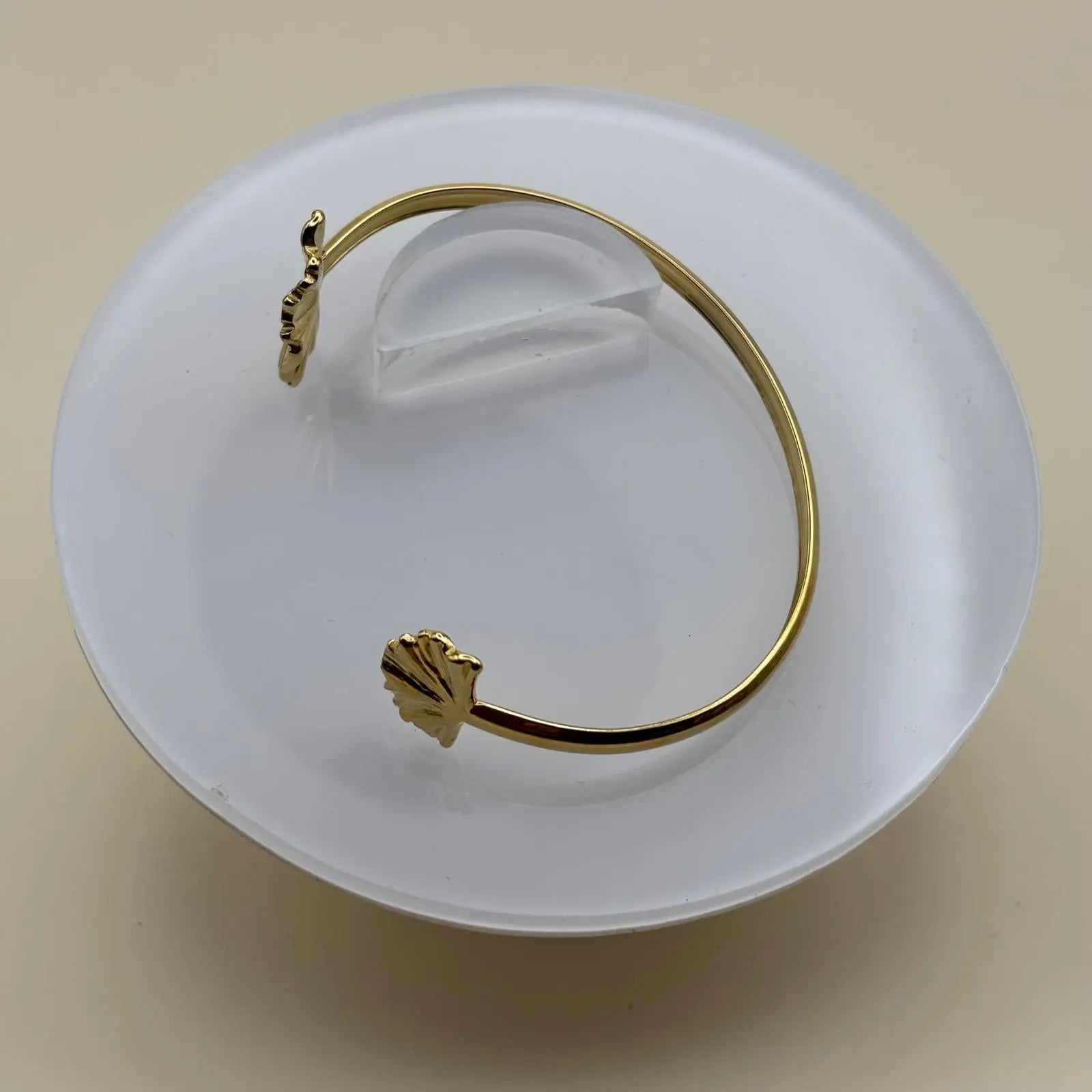 Bracelet doré rigide avec motifs feuille en acier inoxydable vendu sur le site internet prêtes à briller